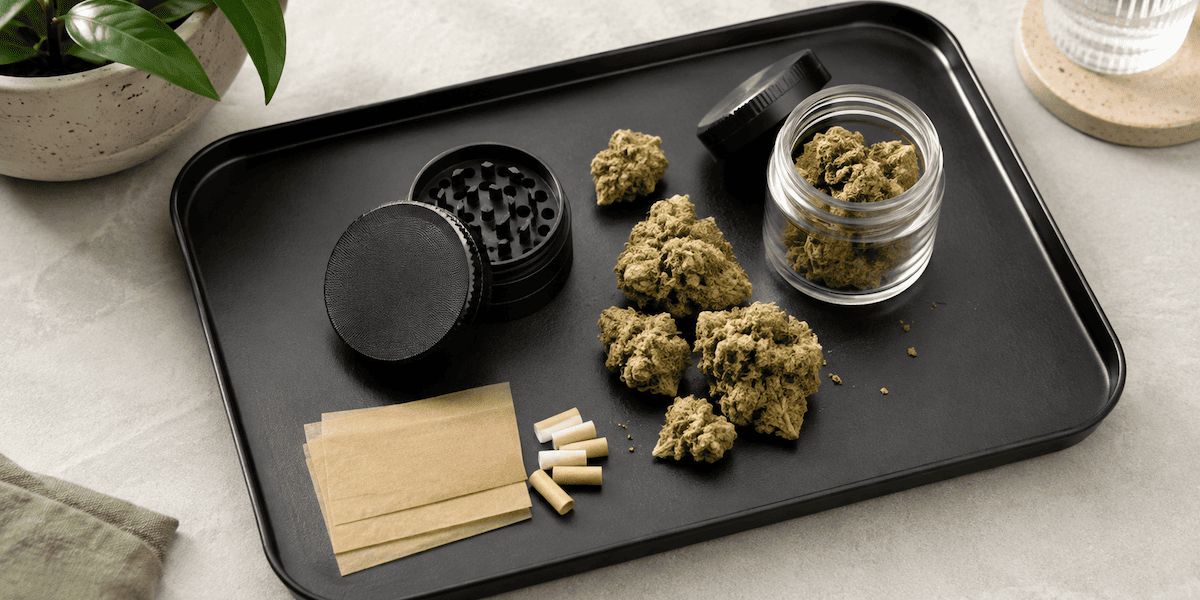 Pourquoi utiliser un plateau à rouler pour préparer ses fleurs de CBD ?