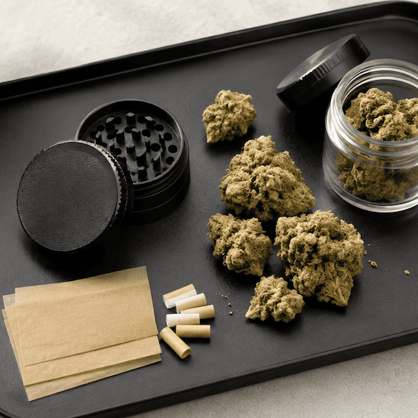 Pourquoi utiliser un plateau à rouler pour préparer ses fleurs de CBD ?